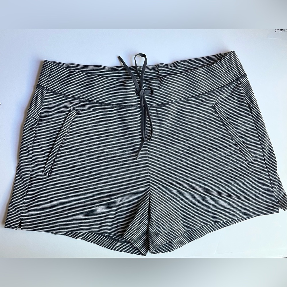 Athleta•Drawstring Grey zipper pocket shorts•sz M
